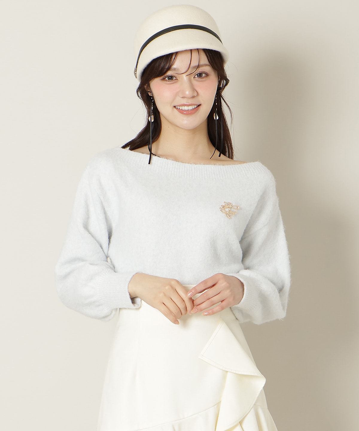 ブローチ付きオフショルニット