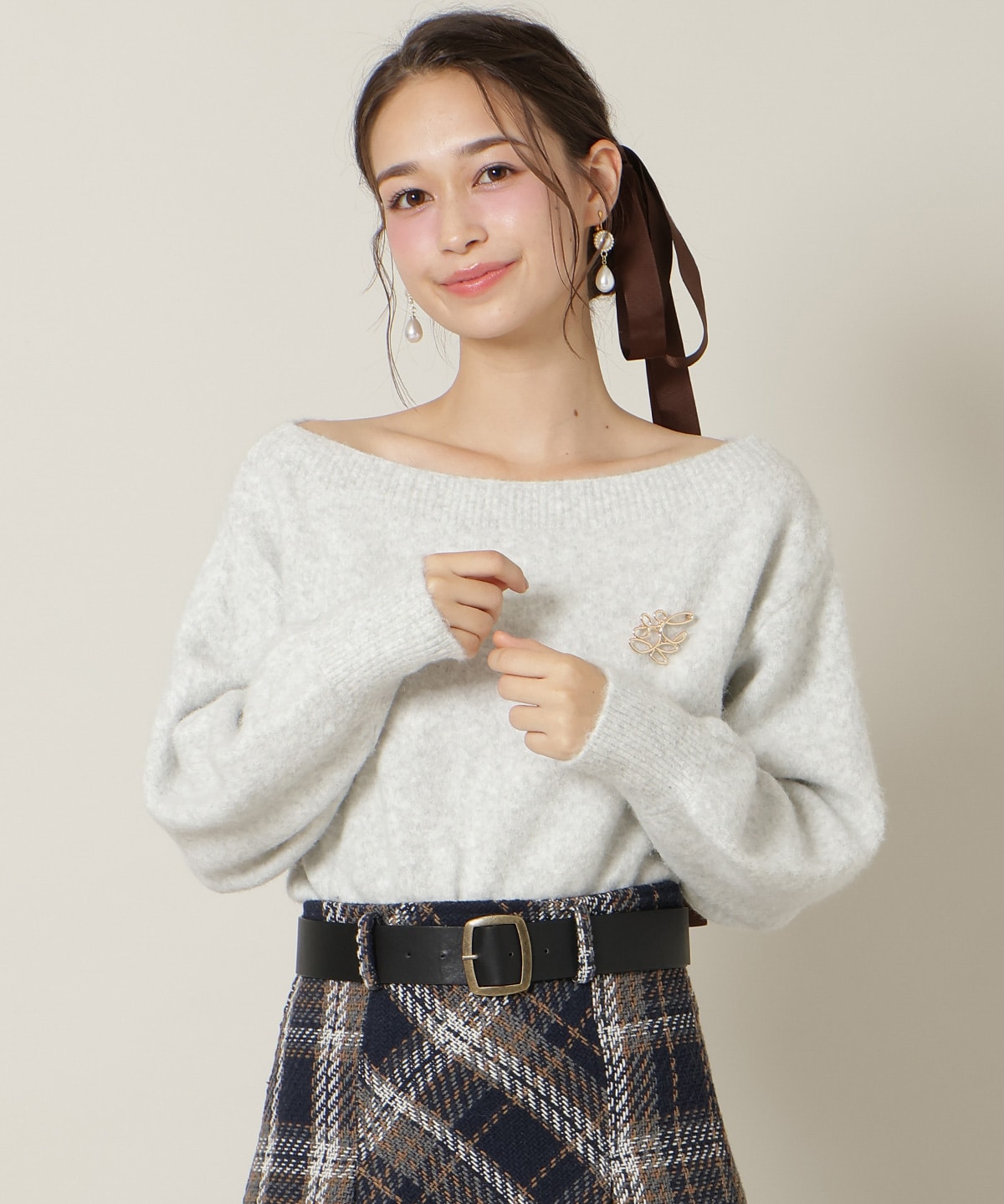 ブローチ付きオフショルニット