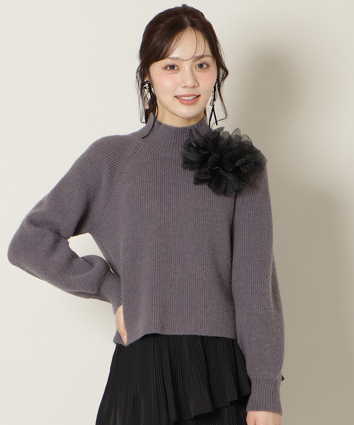 【KNIT PLEATS SET series】フラワーモチーフボトルネックニット