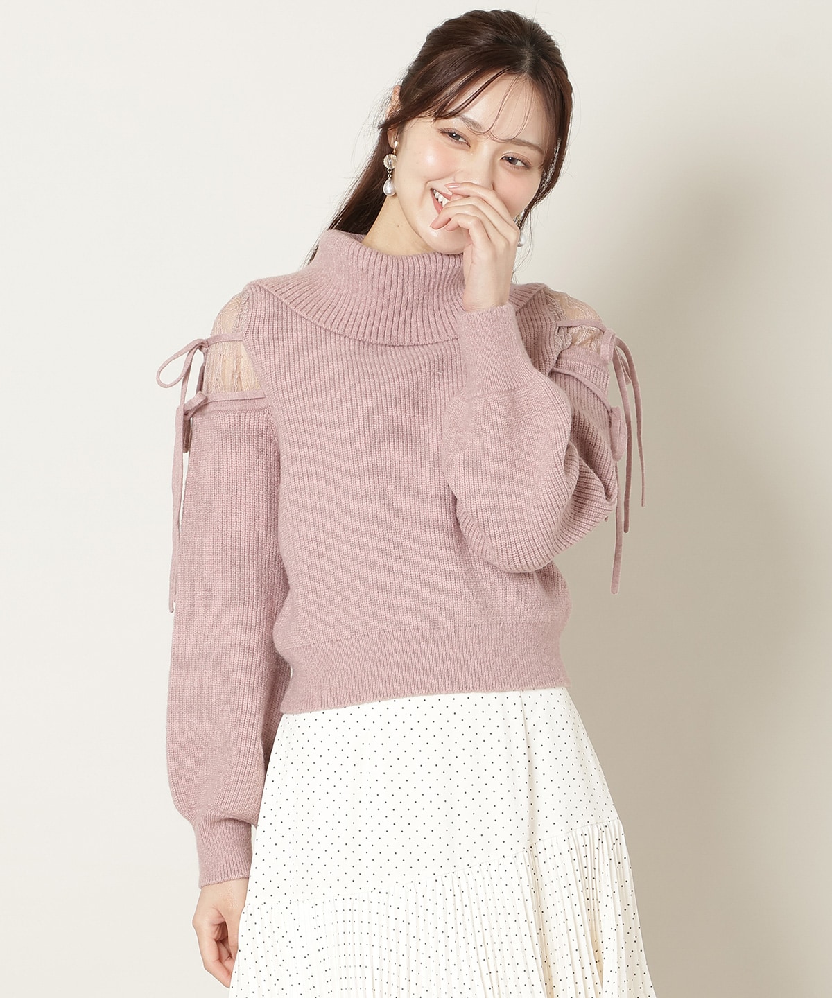 レースショルダーオフタートルニット