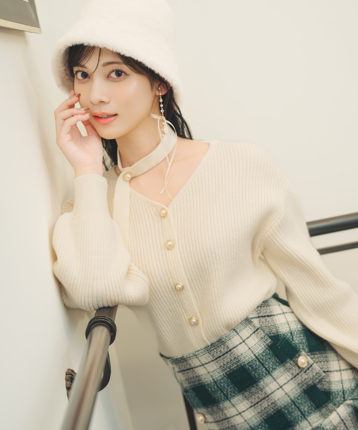 Vネックチョーカーリブニット