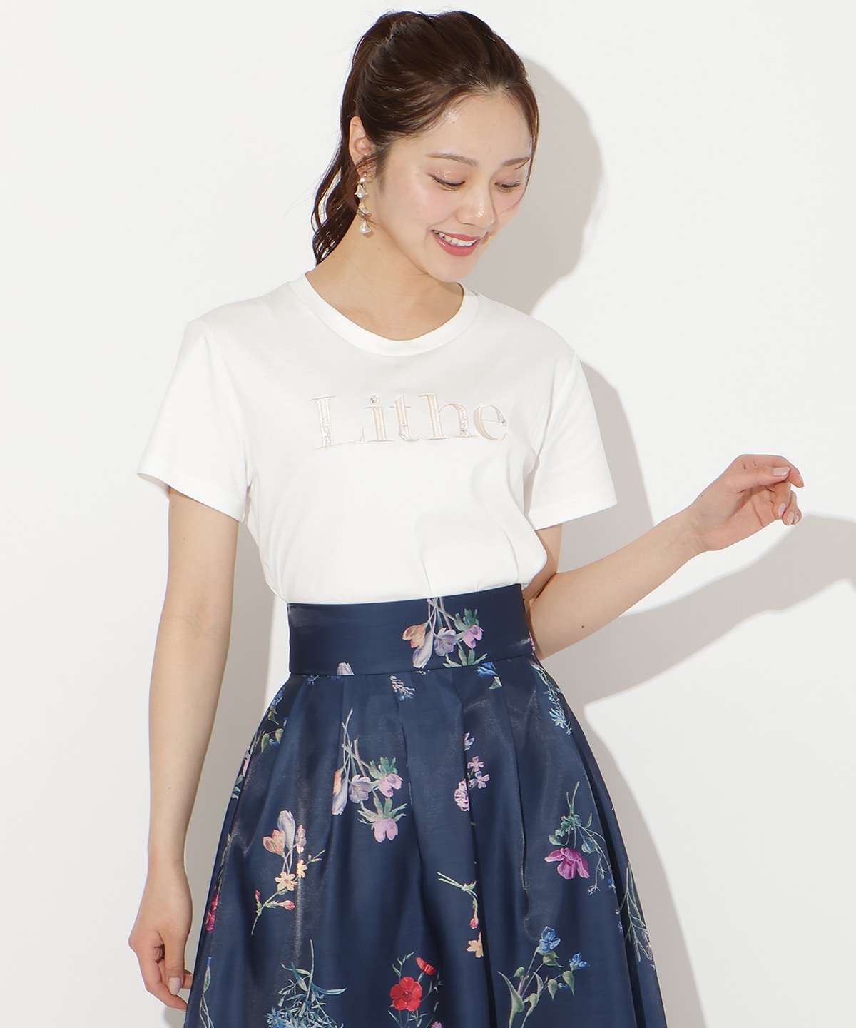 ビジュー付き刺繍ロゴTシャツ