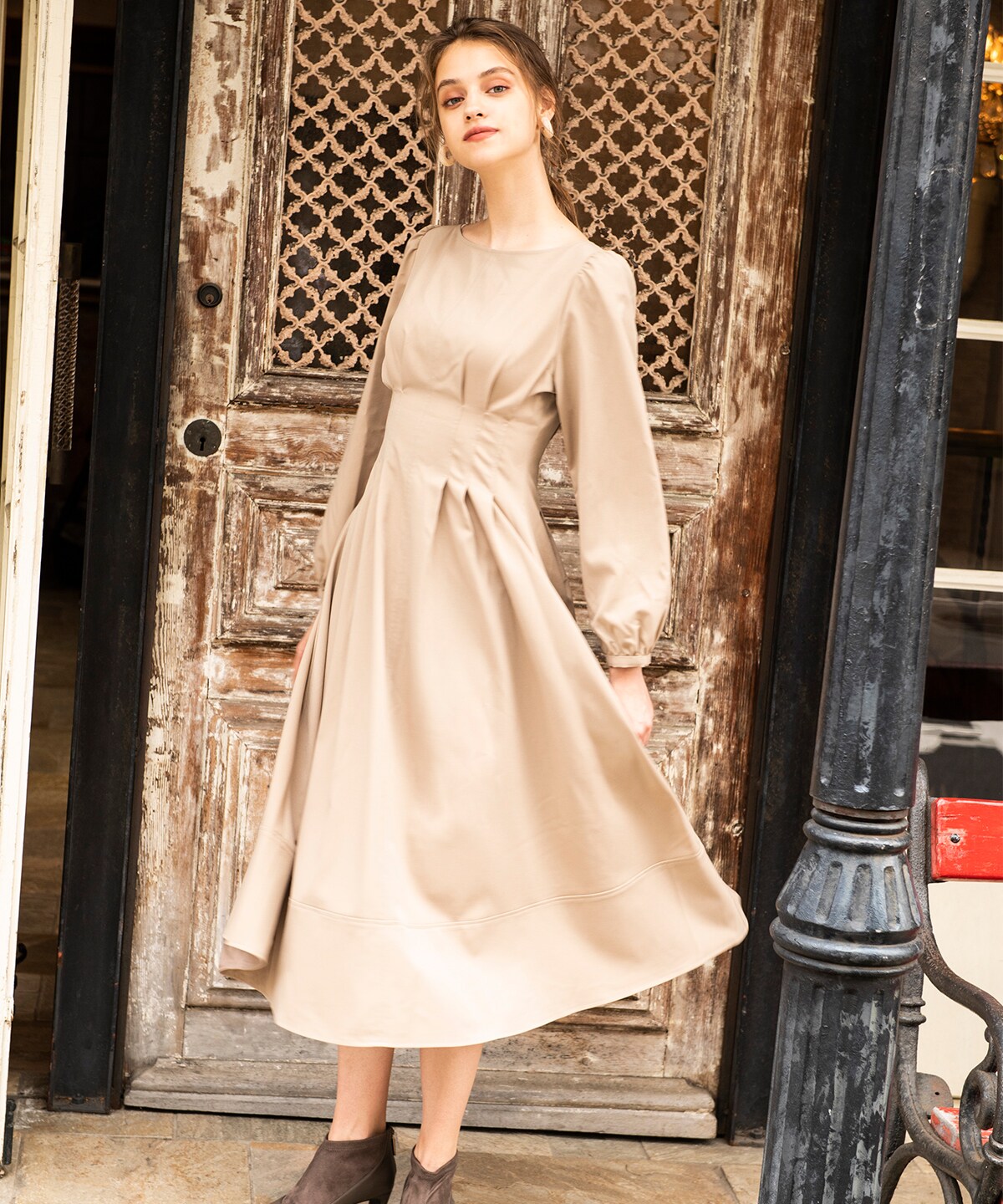 裾切り替えウエストタック長袖ワンピース M ベージュ And Couture 公式オンラインショップ バーンデストローズ