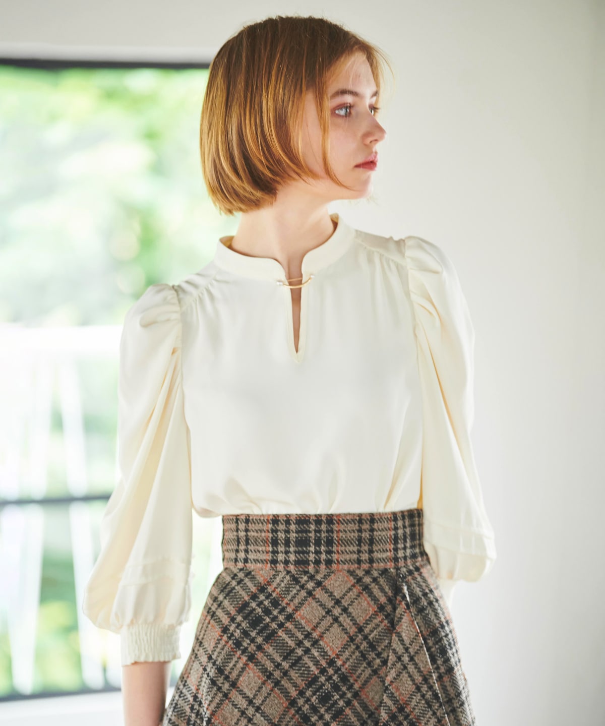 ブローチ付き袖タック2wayブラウス