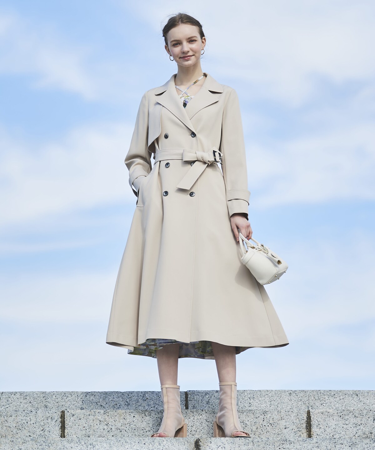 バックフレアドレープトレンチコート