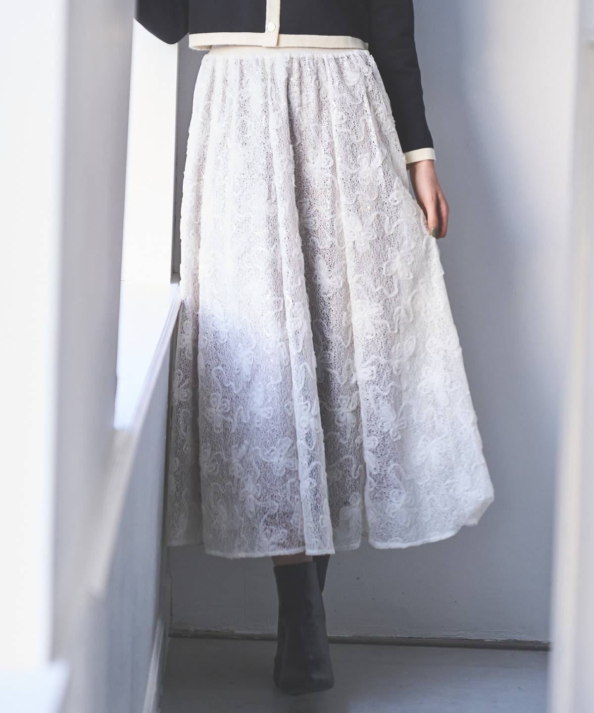 ウエストリブスパンコール刺しゅうレースロングスカート