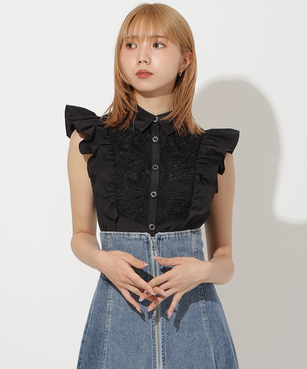 肩フリル刺繍シャツ