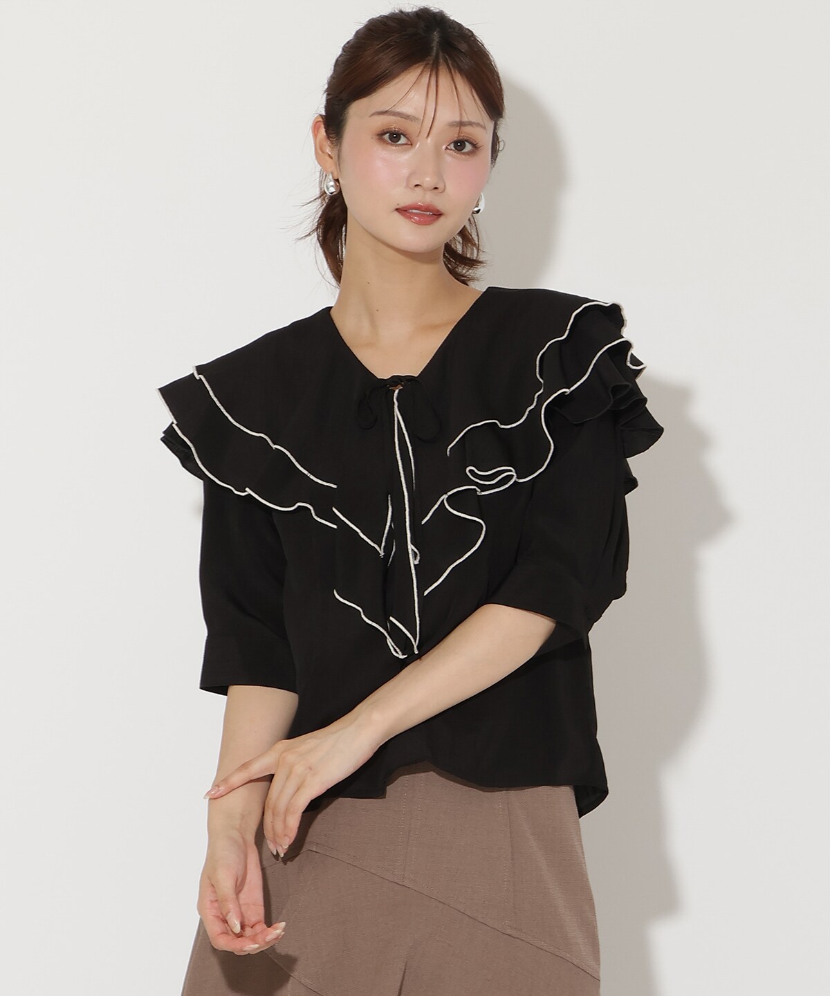 ラッフルハーフスリーブブラウス