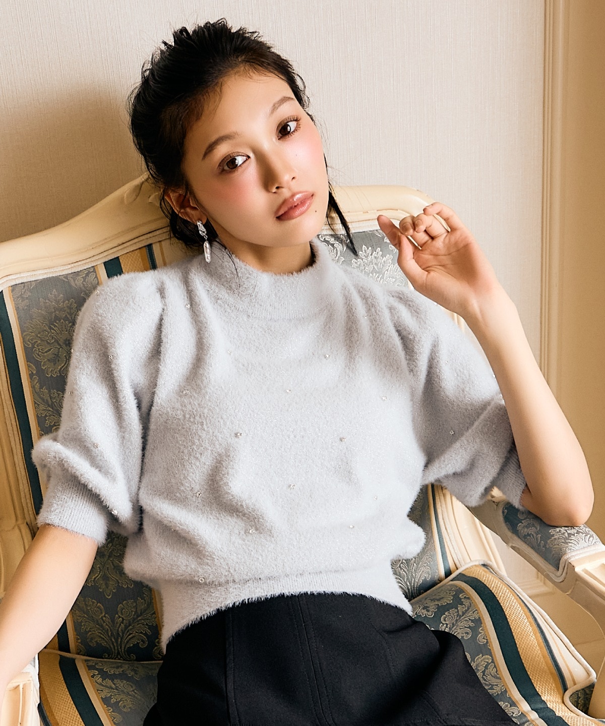 【AND COUTURE】ラメフェザー5分袖ビジュー付きプルオーバー