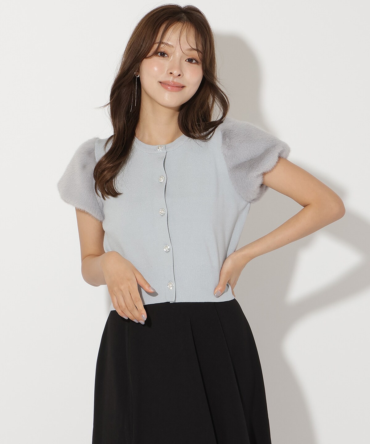 【AND COUTURE】ファー付きビジューボタンプルオーバー