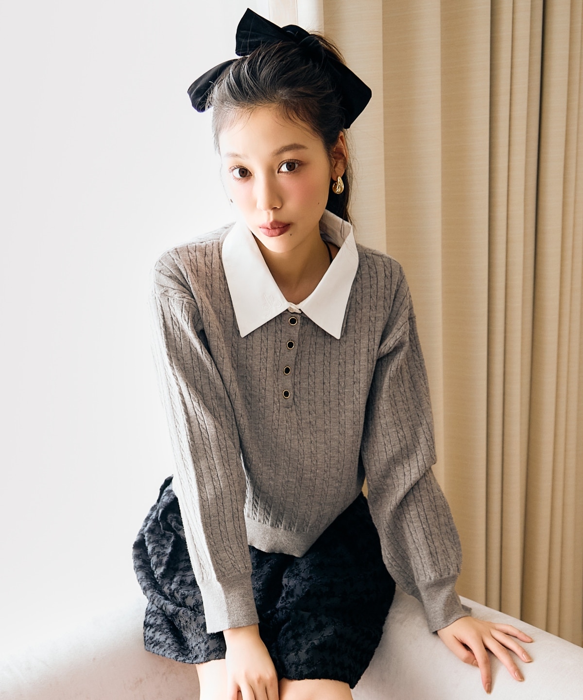 【AND COUTURE】シャツ襟ケーブルニット