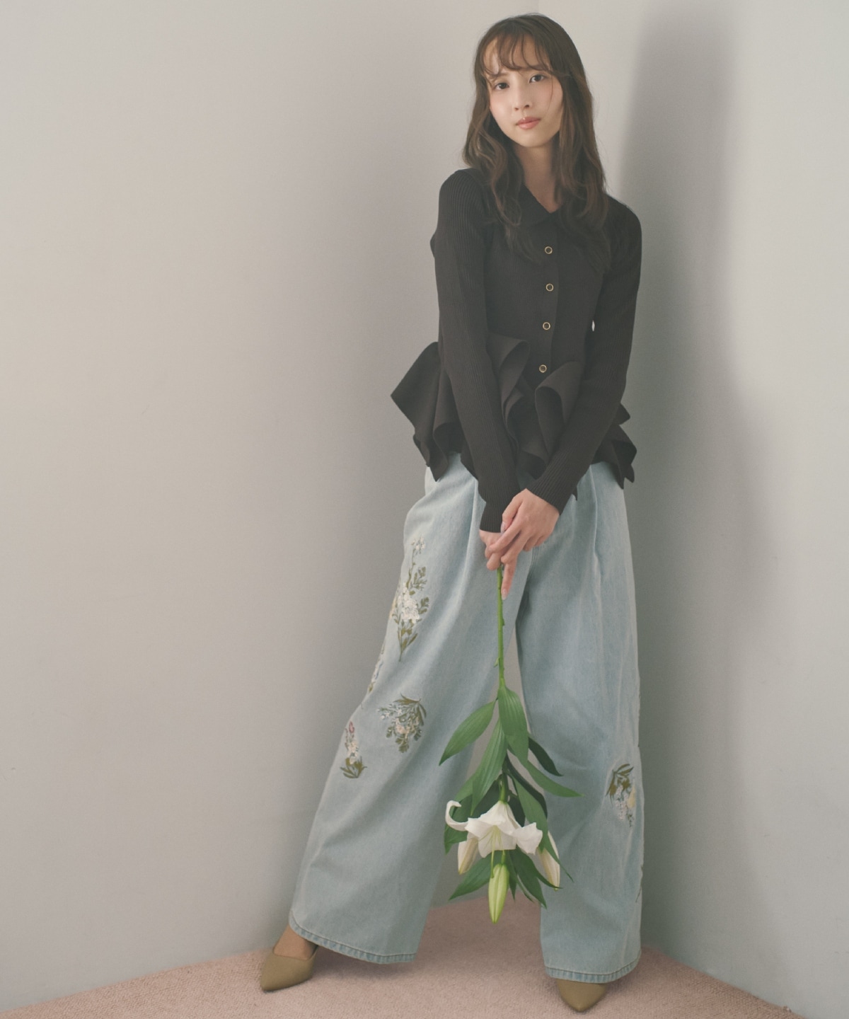 【先行予約受付中】ビジュー付き刺繍デニムパンツ