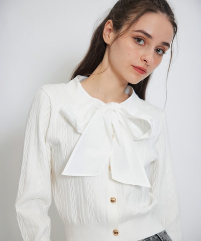 エンブレムボタンケーブルリボンタイニットトップス