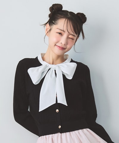 エンブレムボタンケーブルリボンタイニットトップス