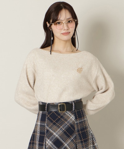 ブローチ付きオフショルニット