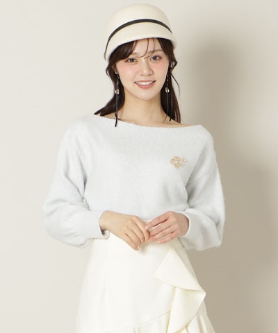 ブローチ付きオフショルニット